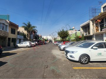 VENTA Casa en Unidad Nacional - Mirasoles, a un lado de parque Las Antenas
