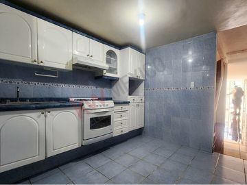 VENTA Casa en Unidad Nacional - Mirasoles, a un lado de parque Las Antenas