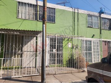 VENTA Casa en Unidad Nacional - Mirasoles, a un lado de parque Las Antenas
