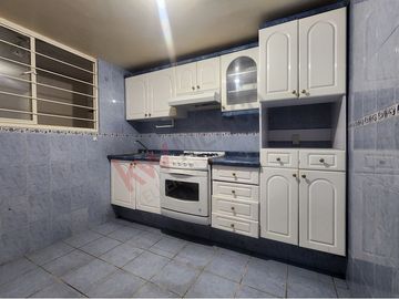 VENTA Casa en Unidad Nacional - Mirasoles, a un lado de parque Las Antenas