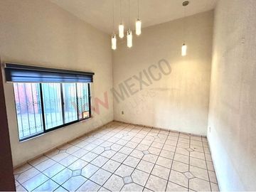 Casa en Venta en Col. Del Valle en San Luis Potosí, muy cerca de av. Nereo Rdz, Parque Morales y Plaza el Dorado