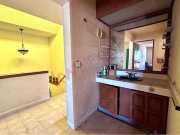 Casa en Venta en Col. Del Valle en San Luis Potosí, muy cerca de av. Nereo Rdz, Parque Morales y Plaza el Dorado