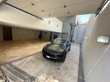 MAGNIFICA CASA EN BOSQUE DE LOS LAGOS