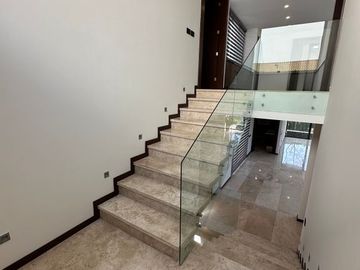 MAGNIFICA CASA EN BOSQUE DE LOS LAGOS
