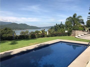 Casa en Venta con Vista al Lago en Exclusivo Condominio de 4 Casas