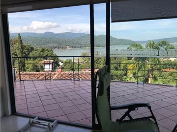 Casa en Venta con Vista al Lago en Exclusivo Condominio de 4 Casas