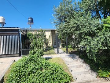 Casa en  Carlos Gardel, Colonia Avellaneda
