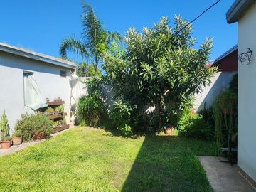 Casa en  Carlos Gardel, Colonia Avellaneda