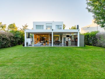 CASA A LA VENTA 3 DORMIS EN PUERTO ROLDAN