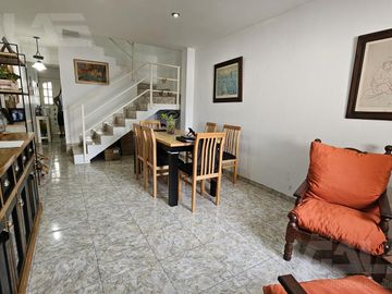 Duplex  en Castelar - 2 dormitorios - Patio - Cochera - Oficina -
