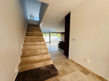 EN VENTA CASA DE DISEÑO DOBLE ALTURA EN ZONA PASEOS COUNTRY MERIDA NORTE