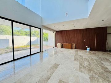 EN VENTA CASA DE DISEÑO DOBLE ALTURA EN ZONA PASEOS COUNTRY MERIDA NORTE