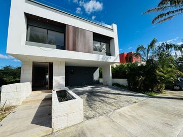 EN VENTA CASA DE DISEÑO DOBLE ALTURA EN ZONA PASEOS COUNTRY MERIDA NORTE