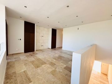 EN VENTA CASA DE DISEÑO DOBLE ALTURA EN ZONA PASEOS COUNTRY MERIDA NORTE
