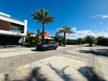 EN VENTA CASA DE DISEÑO DOBLE ALTURA EN ZONA PASEOS COUNTRY MERIDA NORTE
