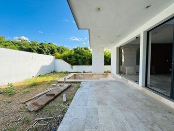EN VENTA CASA DE DISEÑO DOBLE ALTURA EN ZONA PASEOS COUNTRY MERIDA NORTE