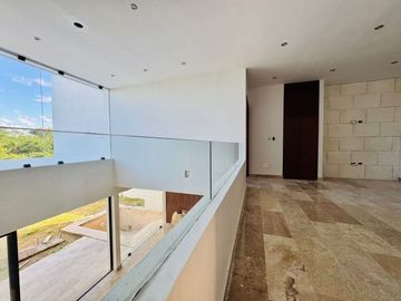 EN VENTA CASA DE DISEÑO DOBLE ALTURA EN ZONA PASEOS COUNTRY MERIDA NORTE