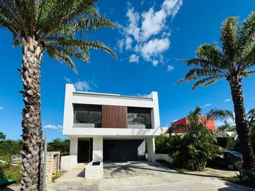 EN VENTA CASA DE DISEÑO DOBLE ALTURA EN ZONA PASEOS COUNTRY MERIDA NORTE