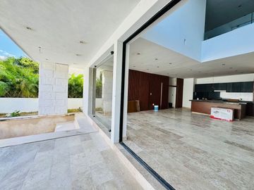EN VENTA CASA DE DISEÑO DOBLE ALTURA EN ZONA PASEOS COUNTRY MERIDA NORTE
