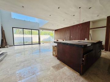 EN VENTA CASA DE DISEÑO DOBLE ALTURA EN ZONA PASEOS COUNTRY MERIDA NORTE