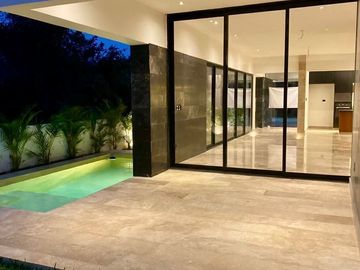 EN VENTA EXCLUSIVA CASA CON ROOF TOP EN ZONA PASEOS COUNTRY MERIDA NORTE