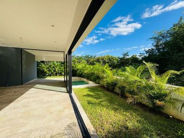 EN VENTA EXCLUSIVA CASA CON ROOF TOP EN ZONA PASEOS COUNTRY MERIDA NORTE