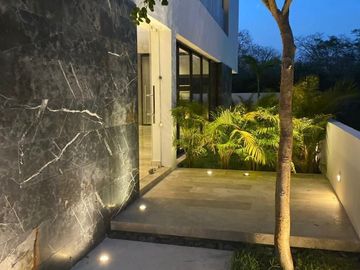 EN VENTA EXCLUSIVA CASA CON ROOF TOP EN ZONA PASEOS COUNTRY MERIDA NORTE