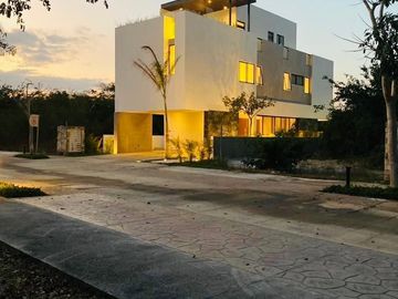 EN VENTA EXCLUSIVA CASA CON ROOF TOP EN ZONA PASEOS COUNTRY MERIDA NORTE