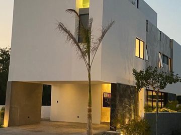 EN VENTA EXCLUSIVA CASA CON ROOF TOP EN ZONA PASEOS COUNTRY MERIDA NORTE