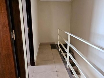 ALQUILER! Departamento de categoría tipo dúplex de 2 dormitorios en Lavalle al 1100, Barrio Sur