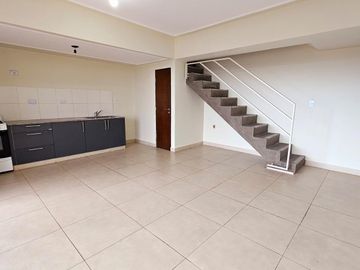 ALQUILER! Departamento de categoría tipo dúplex de 2 dormitorios en Lavalle al 1100, Barrio Sur