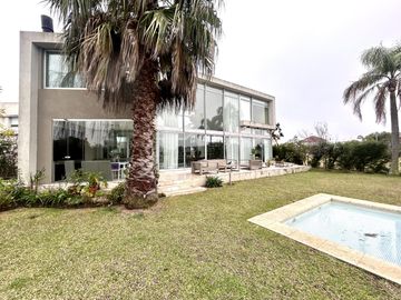 Los Alisos  casa con 4 dormitorios al agua en Nordelta, alquiler con muebles. Anual o temporal.