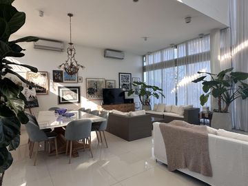 Los Alisos  casa con 4 dormitorios al agua en Nordelta, alquiler con muebles. Anual o temporal.