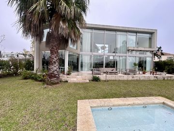 Los Alisos  casa con 4 dormitorios al agua en Nordelta, alquiler con muebles. Anual o temporal.