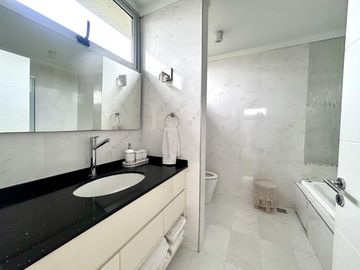 Los Alisos  casa con 4 dormitorios al agua en Nordelta, alquiler con muebles. Anual o temporal.