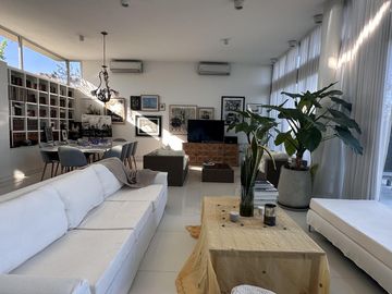 Los Alisos  casa con 4 dormitorios al agua en Nordelta, alquiler con muebles. Anual o temporal.
