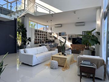 Los Alisos  casa con 4 dormitorios al agua en Nordelta, alquiler con muebles. Anual o temporal.
