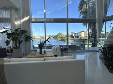 Los Alisos  casa con 4 dormitorios al agua en Nordelta, alquiler con muebles. Anual o temporal.