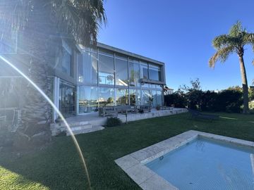Los Alisos  casa con 4 dormitorios al agua en Nordelta, alquiler con muebles. Anual o temporal.