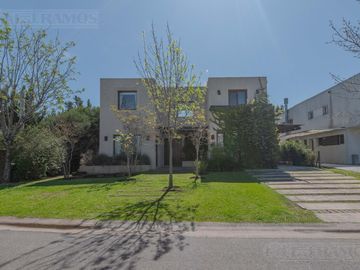 Casa  en venta y alquiler  en Los Sauces