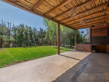 Casa  en venta y alquiler  en Los Sauces