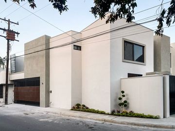 Casa completamente remodelada en venta en Contry en Monterrey