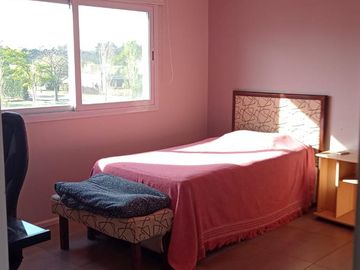 Casa en Venta en Barrio Santa Guadalupe con vista a fondo verde
