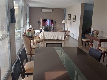 Casa en Venta en Barrio Santa Guadalupe con vista a fondo verde