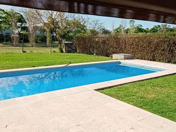 Casa en Venta en Barrio Santa Guadalupe con vista a fondo verde