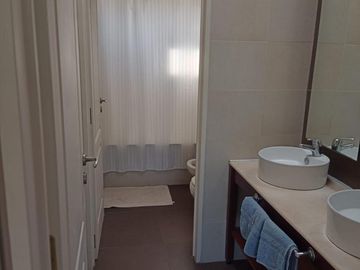 Casa en Venta en Barrio Santa Guadalupe con vista a fondo verde