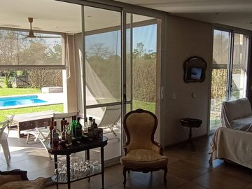 Casa en Venta en Barrio Santa Guadalupe con vista a fondo verde