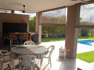 Casa en Venta en Barrio Santa Guadalupe con vista a fondo verde