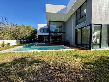 Casa  de lujo en venta en residencial Yucatán Country Club, Mérida, Yucatán