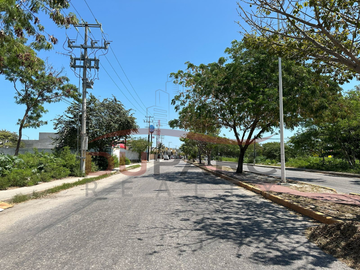 Terreno Comercial de 1,000 m2. Av. Central